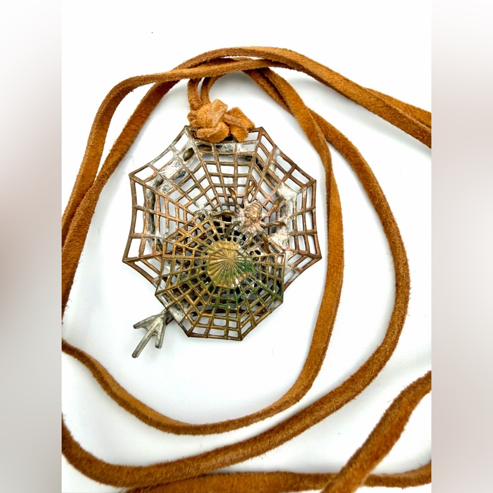 Spider 🕷️ and web pendant necklace - Picture 3 of 4
